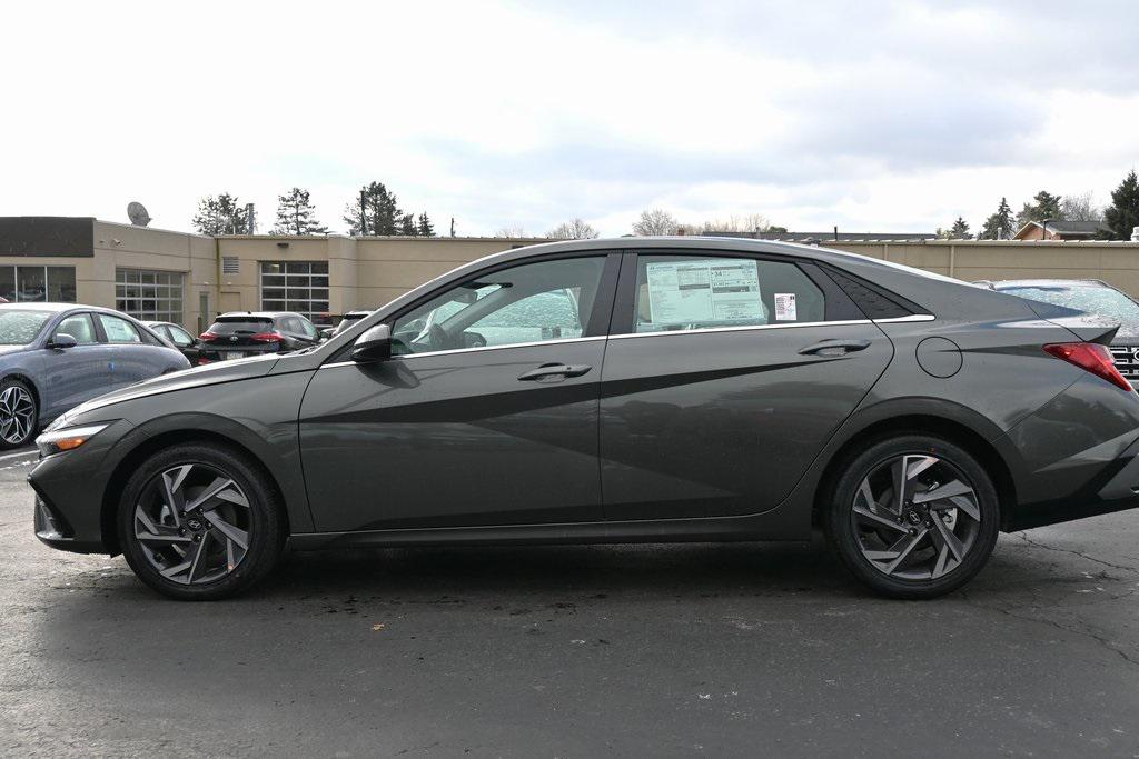 2025 Hyundai Elantra SEL Convenience photo 2