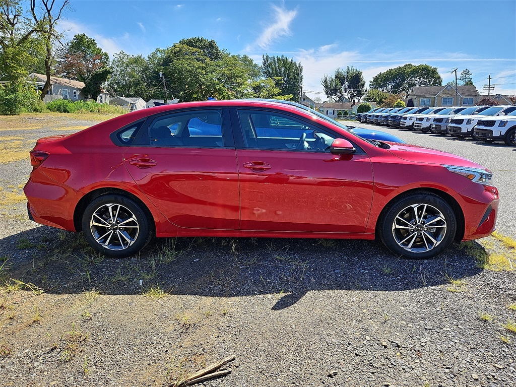 2022 Kia Forte LXS photo 2