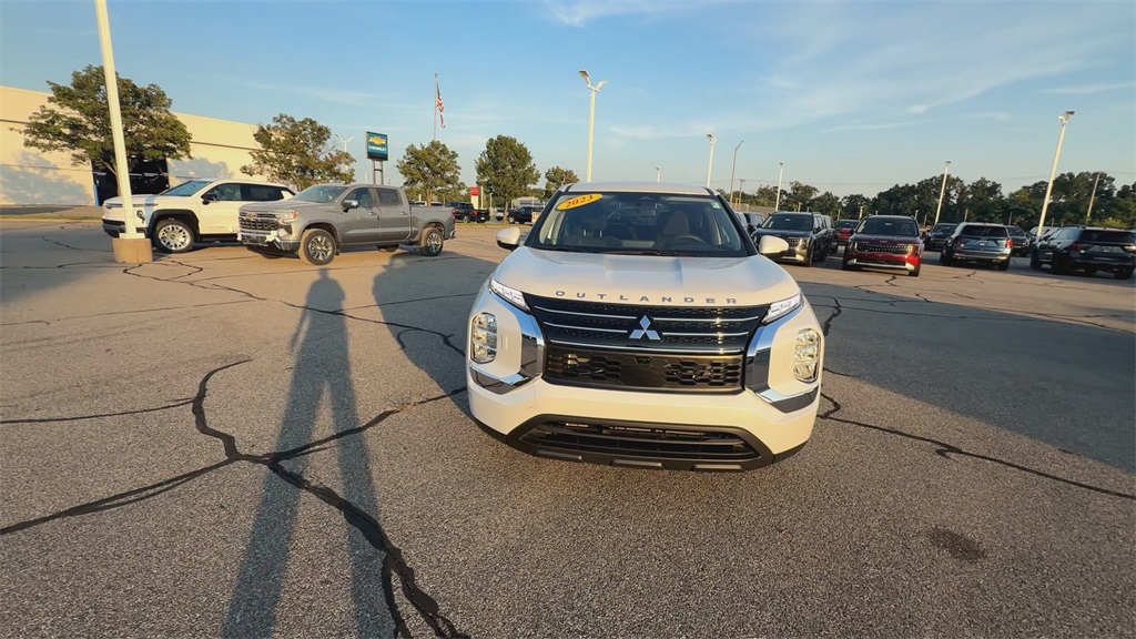 2023 Mitsubishi Outlander ES photo 4