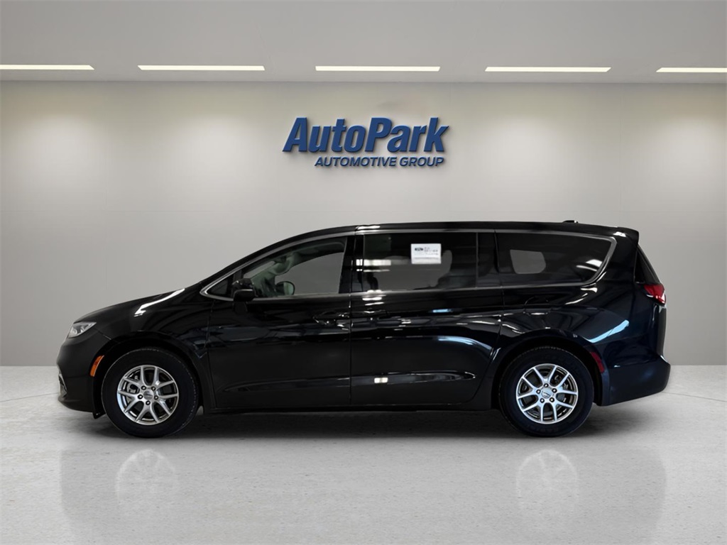 2023 Chrysler Pacifica Touring L photo 4