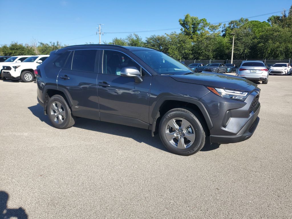 2025 Toyota RAV4 Hybrid XLE photo 4
