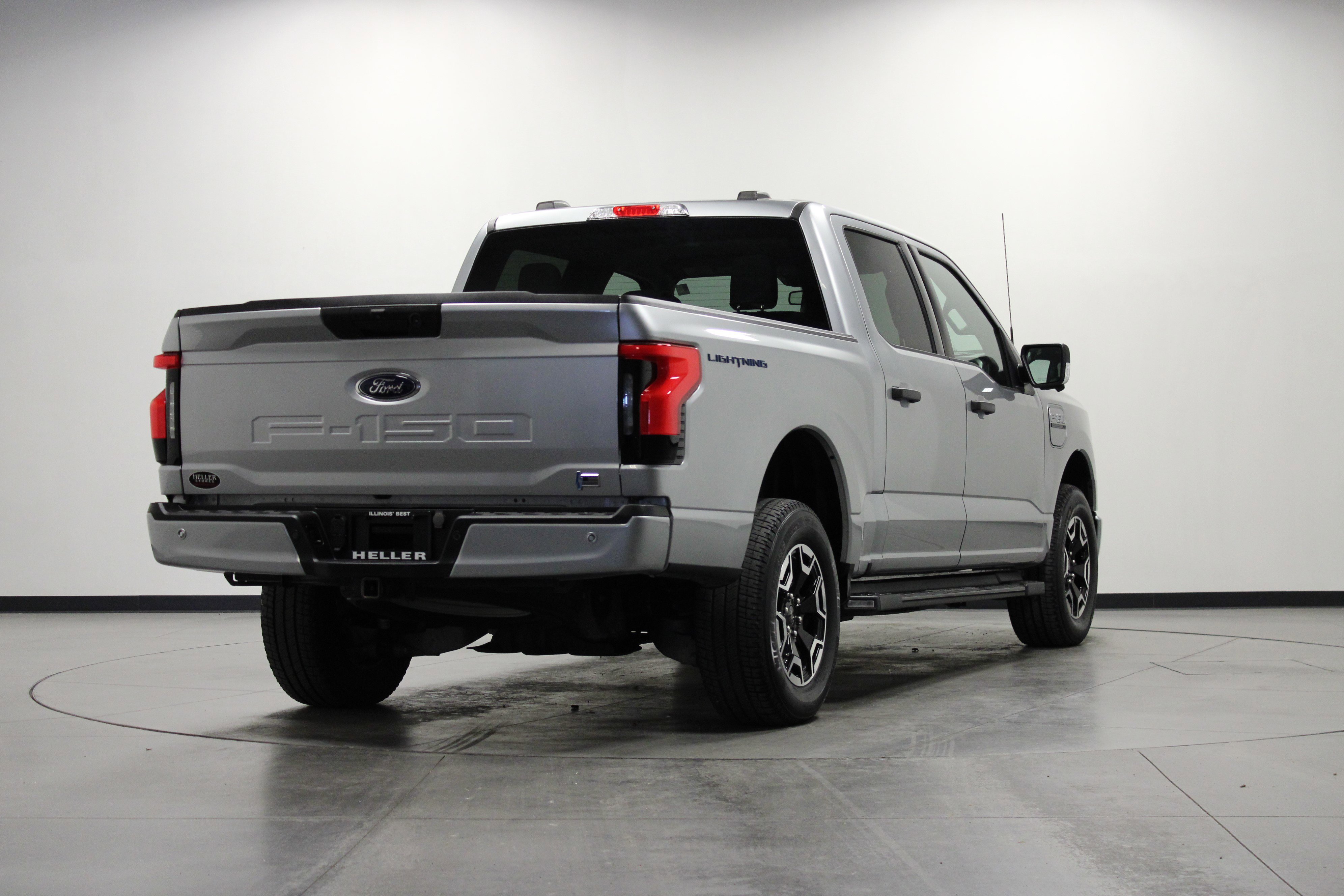 2023 Ford F-150 Lightning XLT photo 3