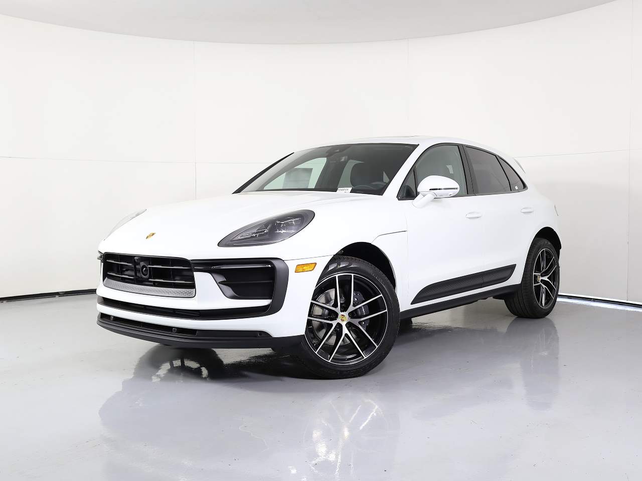 2025 Porsche Macan's photo