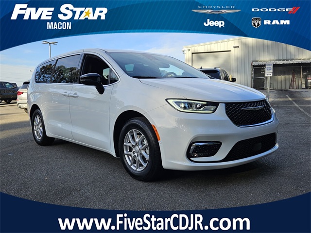 2026 Chrysler Pacifica Select's photo