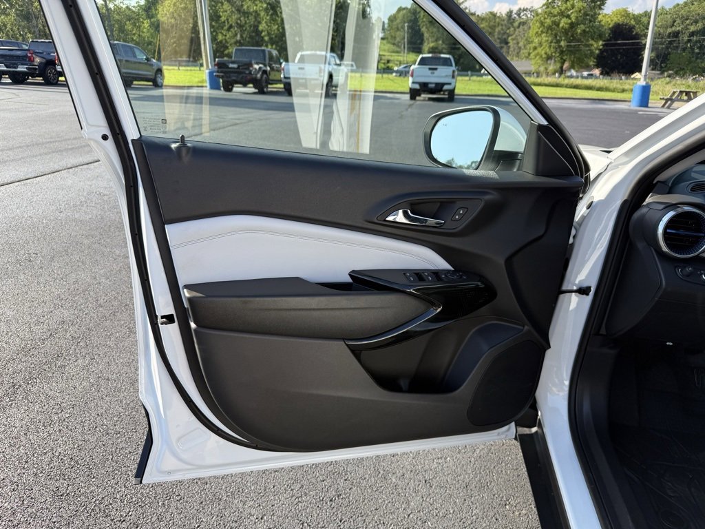 2025 Chevrolet Trax LT photo 10
