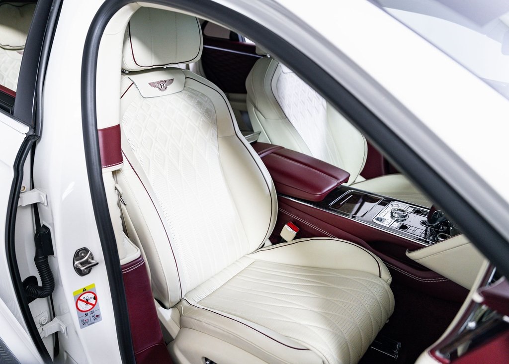 Used 2022 Glacier White Bentley V8 image 18