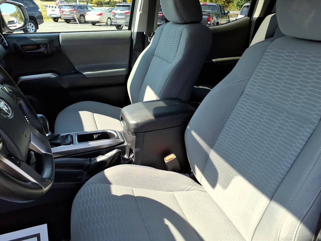 2016 Toyota Tacoma SR5 photo 9