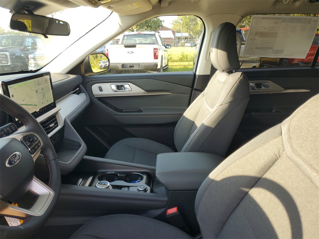 2025 Ford Explorer photo 8