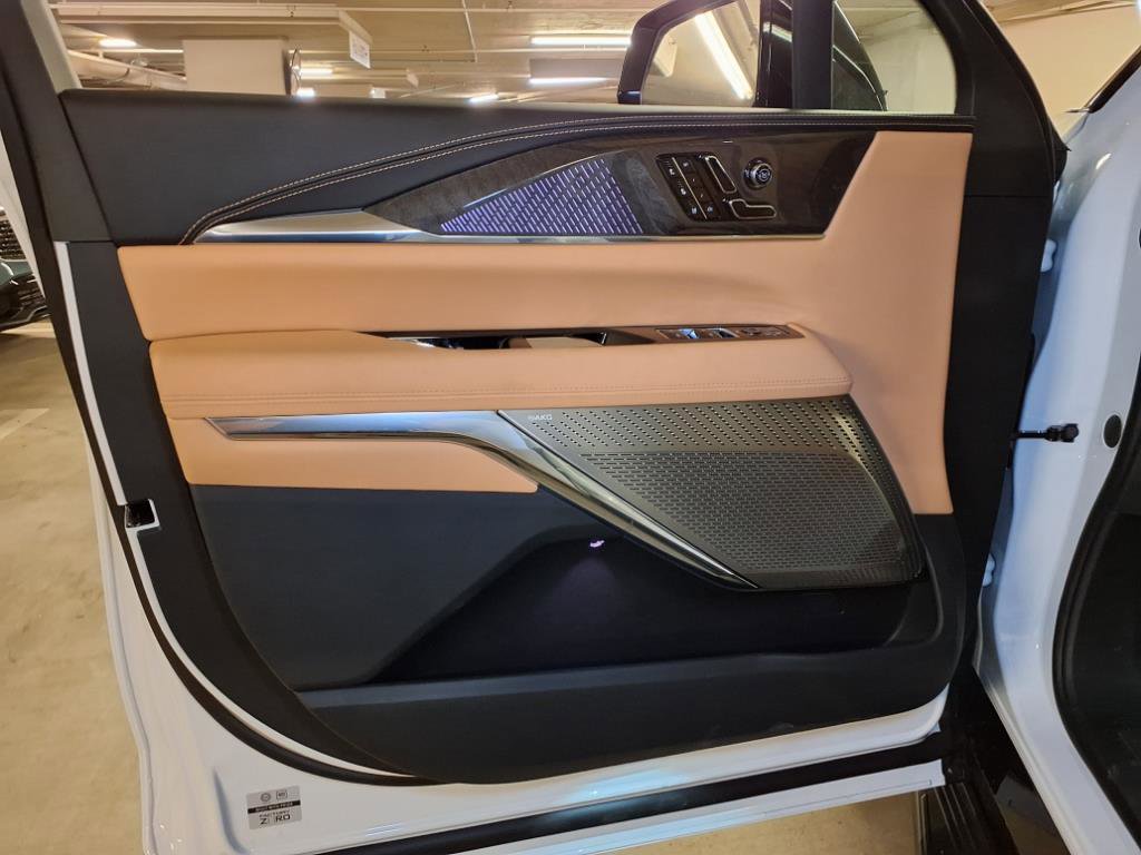 2025 Cadillac Escalade IQ Luxury photo 14