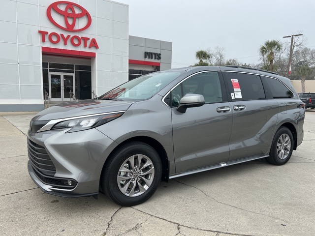 2026 Toyota Sienna XLE's photo