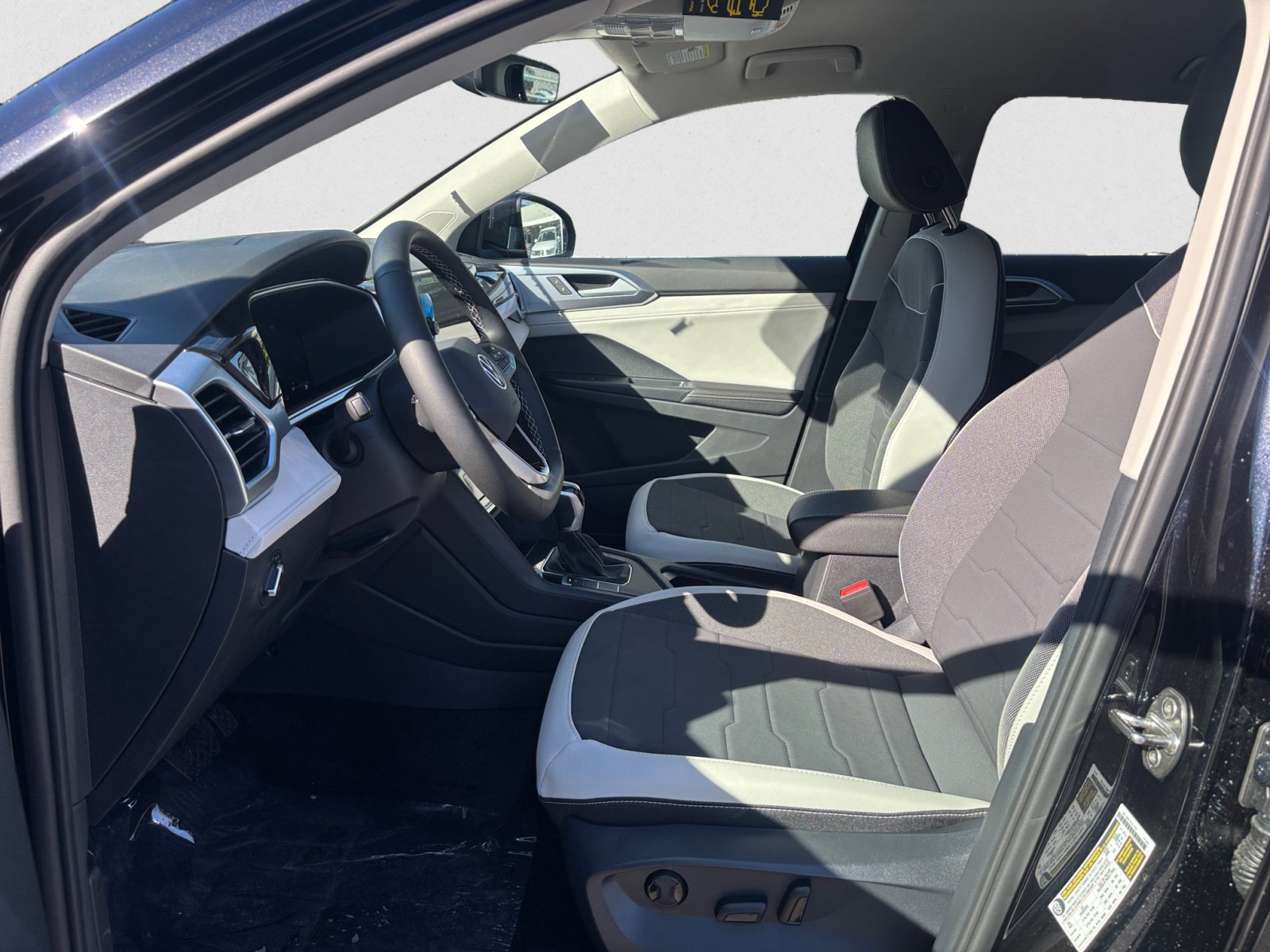 2025 Volkswagen Taos SE photo 9