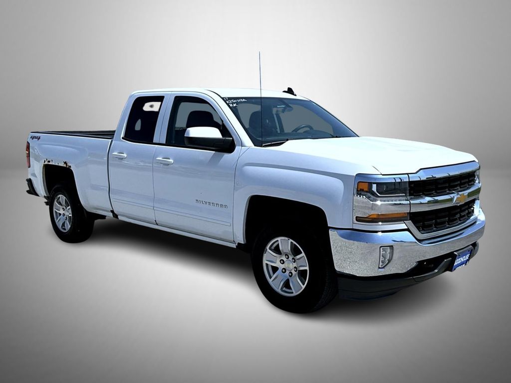 2017 Chevrolet Silverado 1500 LT photo 3