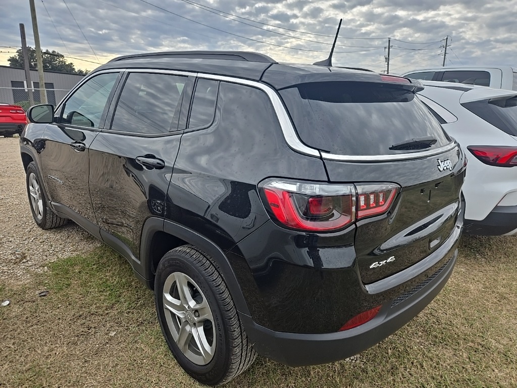 2024 Jeep Compass Latitude photo 2