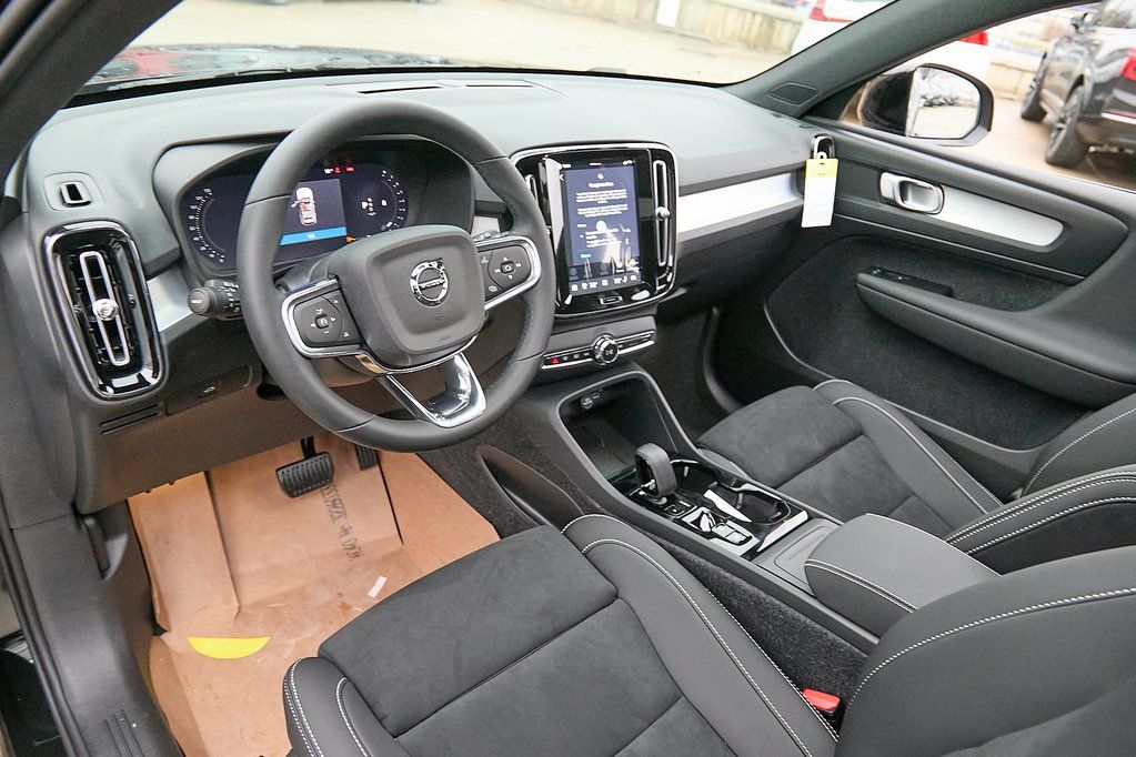 2026 VOLVO XC40 - Image 12