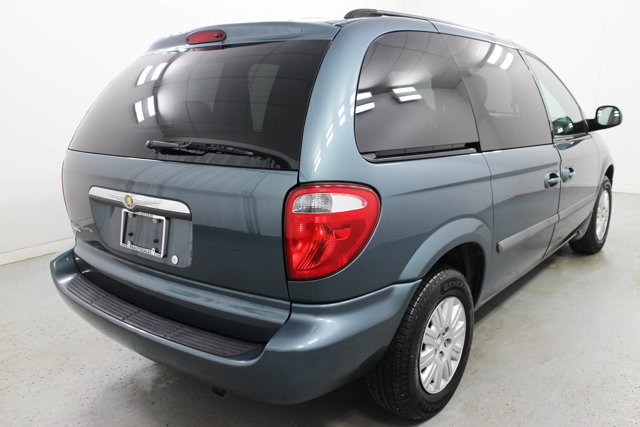 2007 Chrysler Town & Country LX photo 7