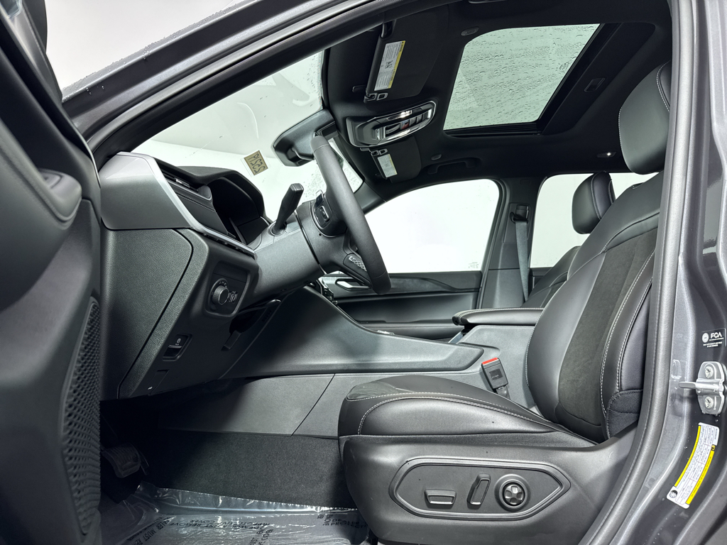 2025 Jeep Grand Cherokee Laredo Altitude photo 3