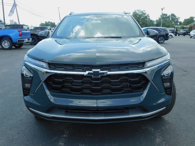 2025 Chevrolet Trax LT photo 3