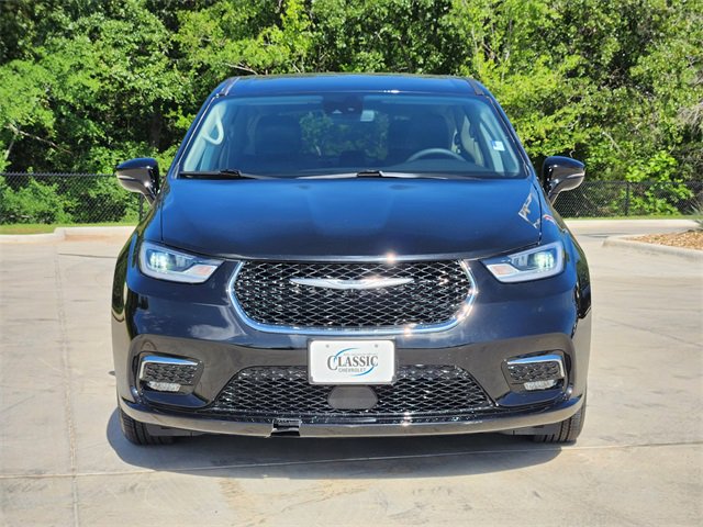 2024 Chrysler Pacifica Touring L photo 2