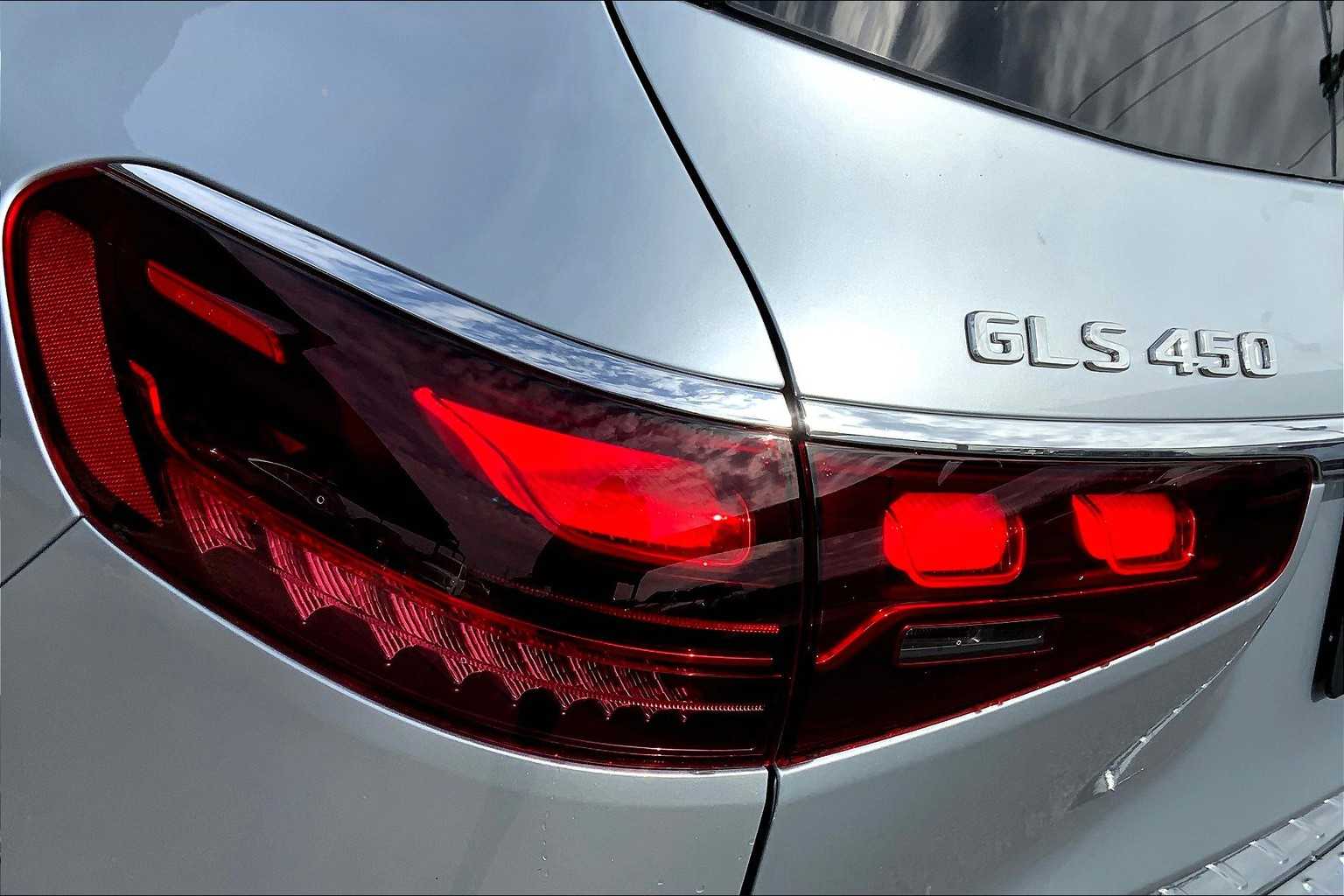 2025 Mercedes Benz GLS 450 4MATIC photo 6