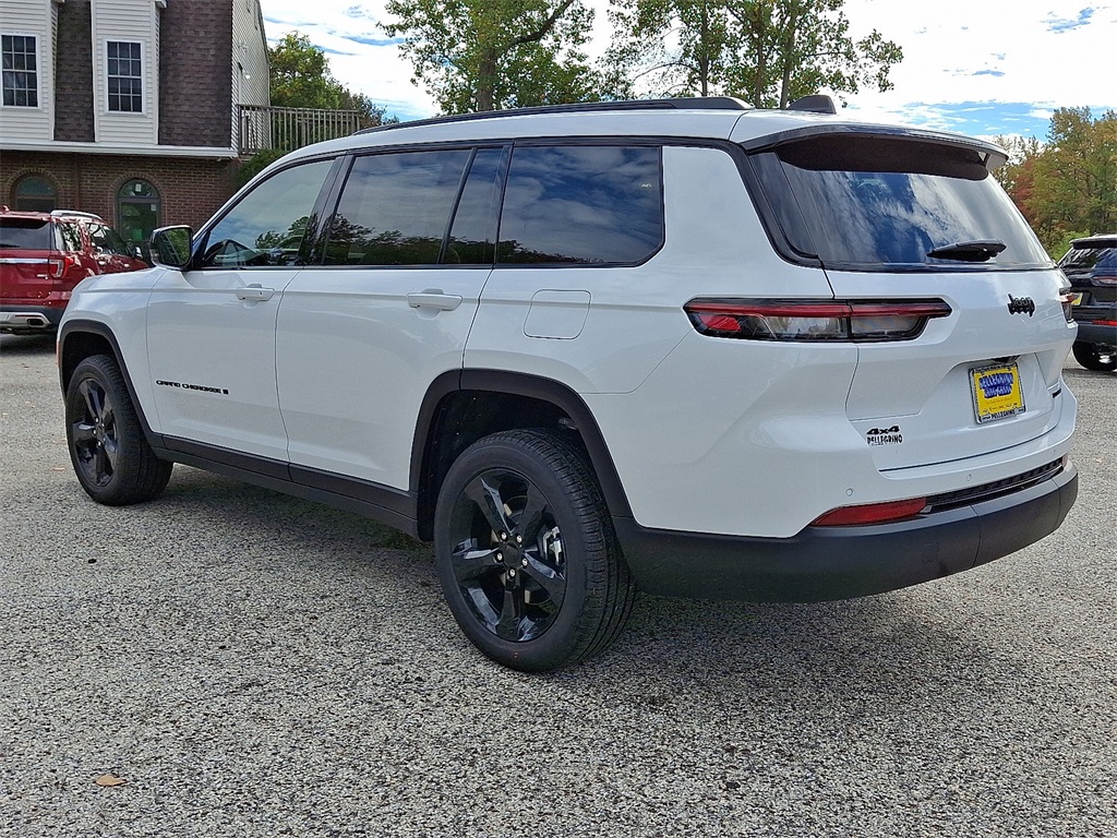 2025 Jeep Grand Cherokee Limited photo 2