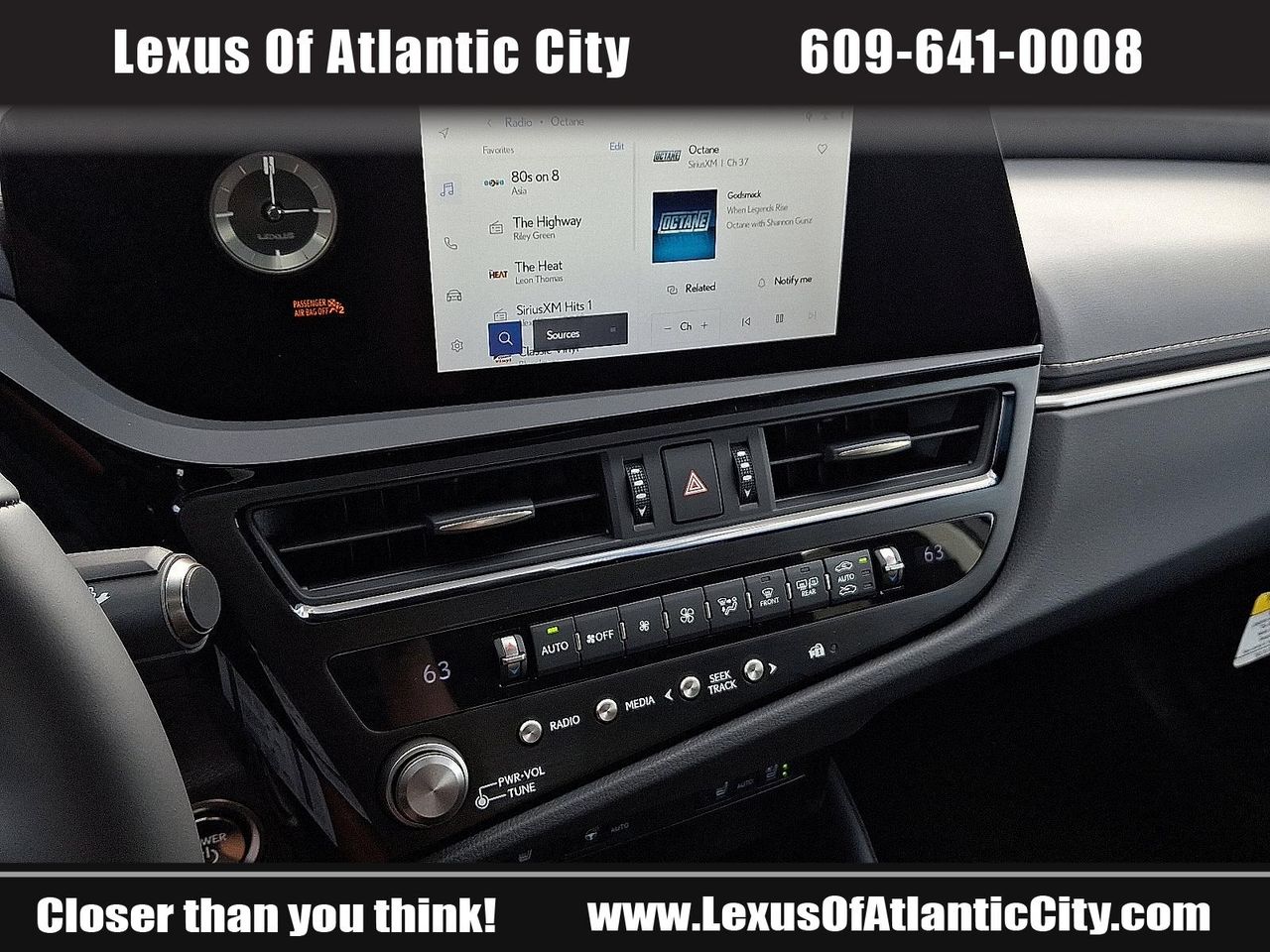 2025 Lexus ES 300h photo 15