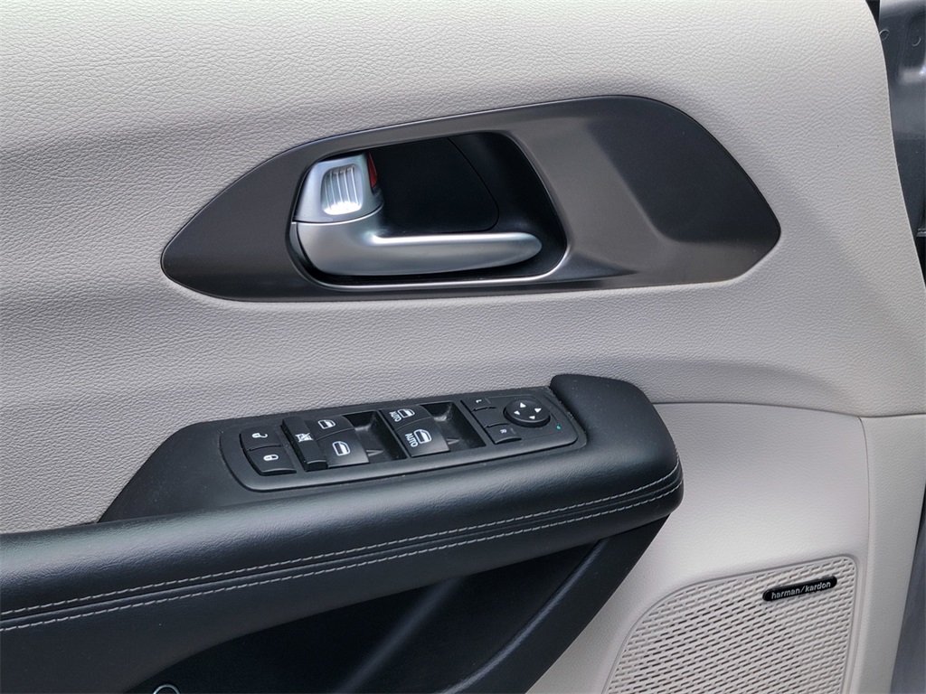 2018 Chrysler Pacifica Hybrid Limited photo 14