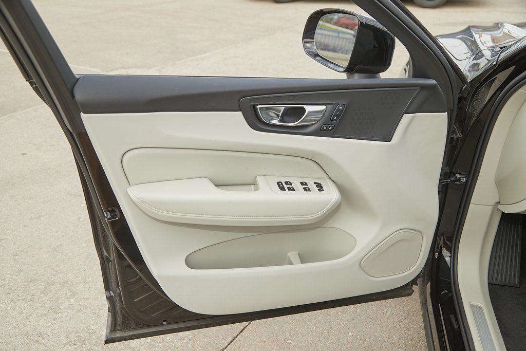 2025 VOLVO XC60 - Image 8