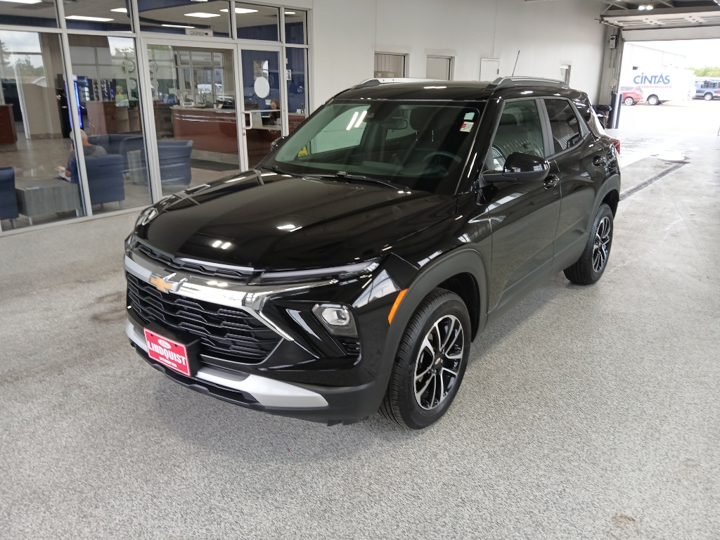 2025 Chevrolet Trailblazer LT photo 2