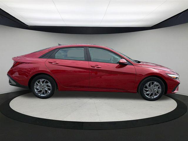2024 Hyundai Elantra SEL photo 9