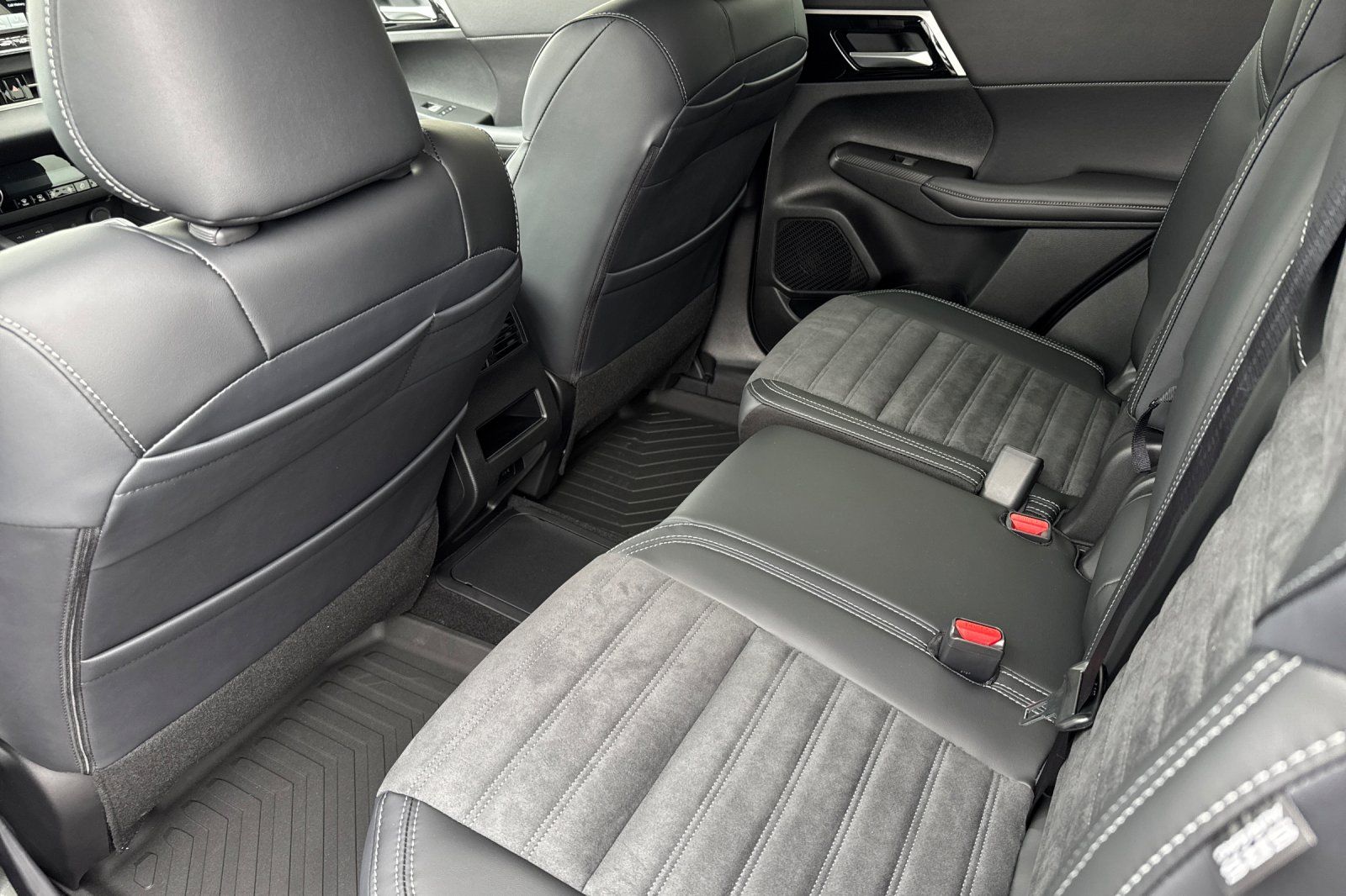 2025 Mitsubishi Outlander PHEV SE photo 11
