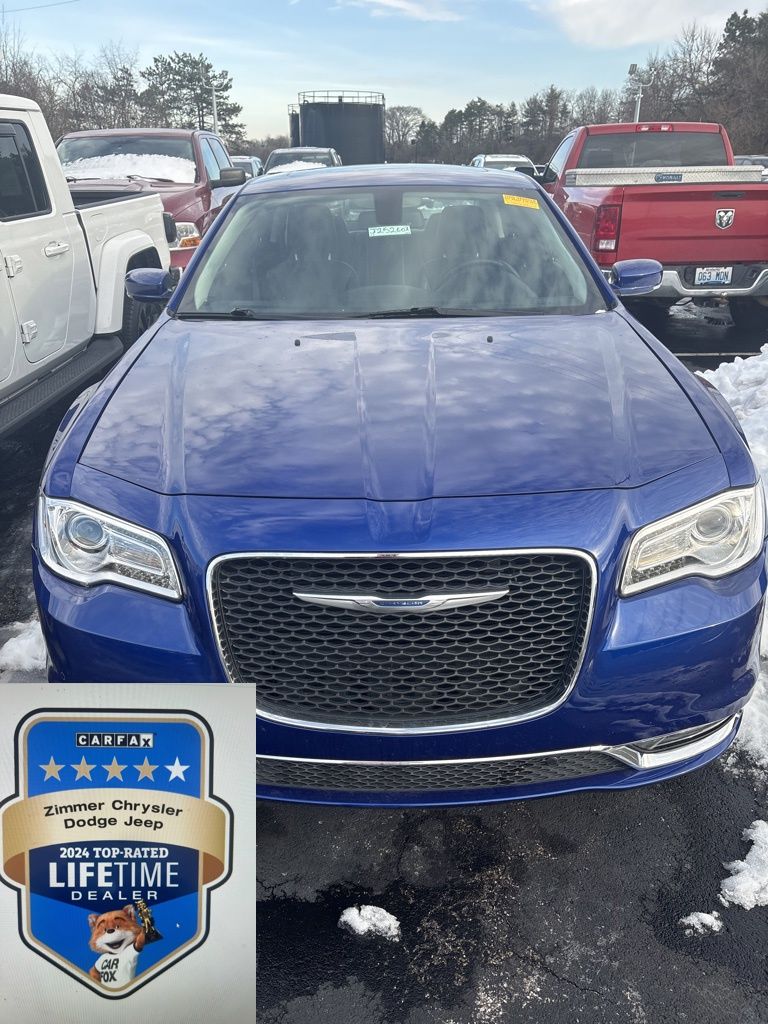 2021 Chrysler 300 Touring's photo