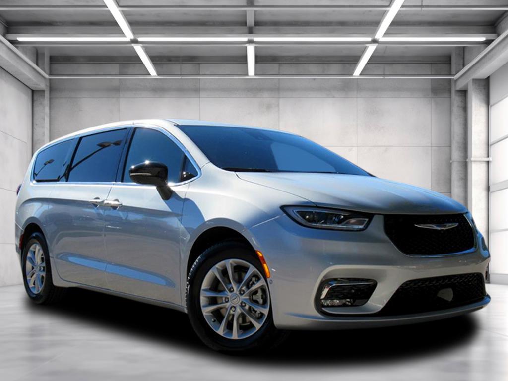 2026 Chrysler Pacifica Select's photo