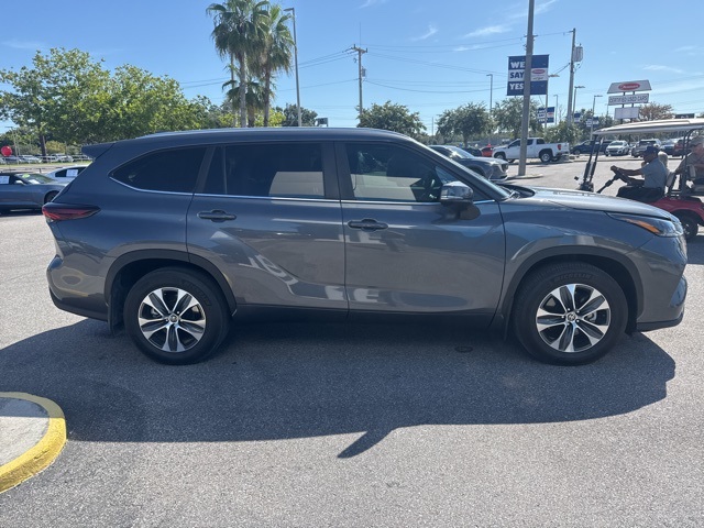 2024 Toyota Highlander LE photo 3