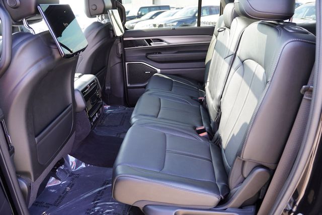 2024 Jeep Wagoneer Series II Carbide photo 17