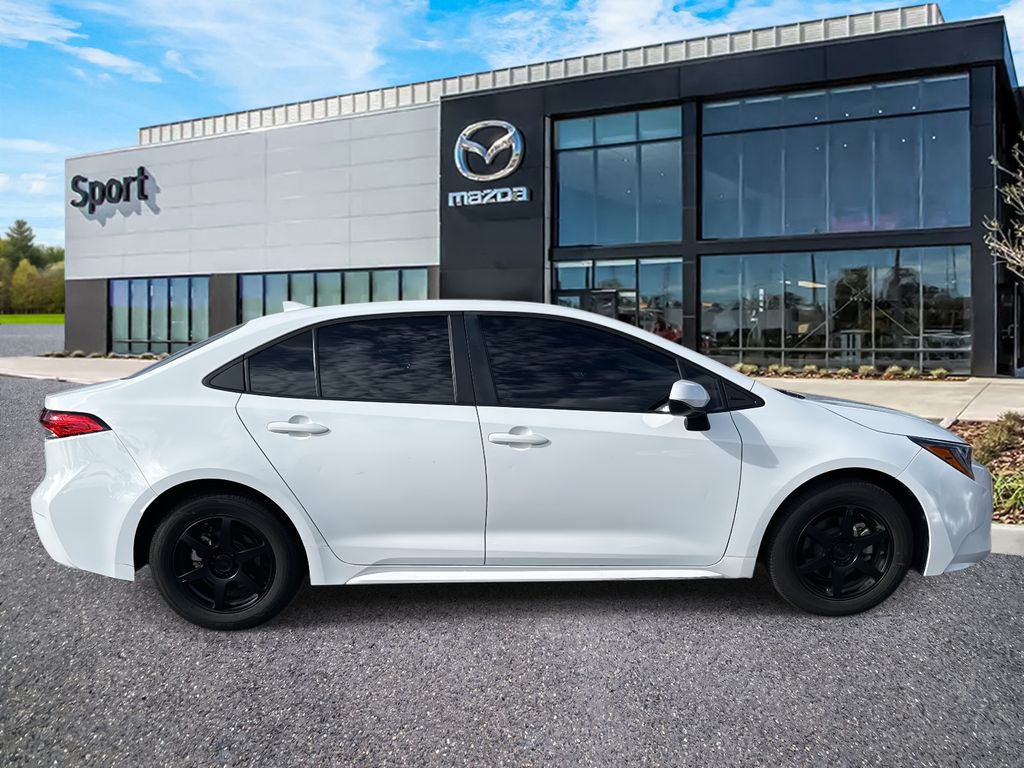 2022 Toyota Corolla LE photo 2