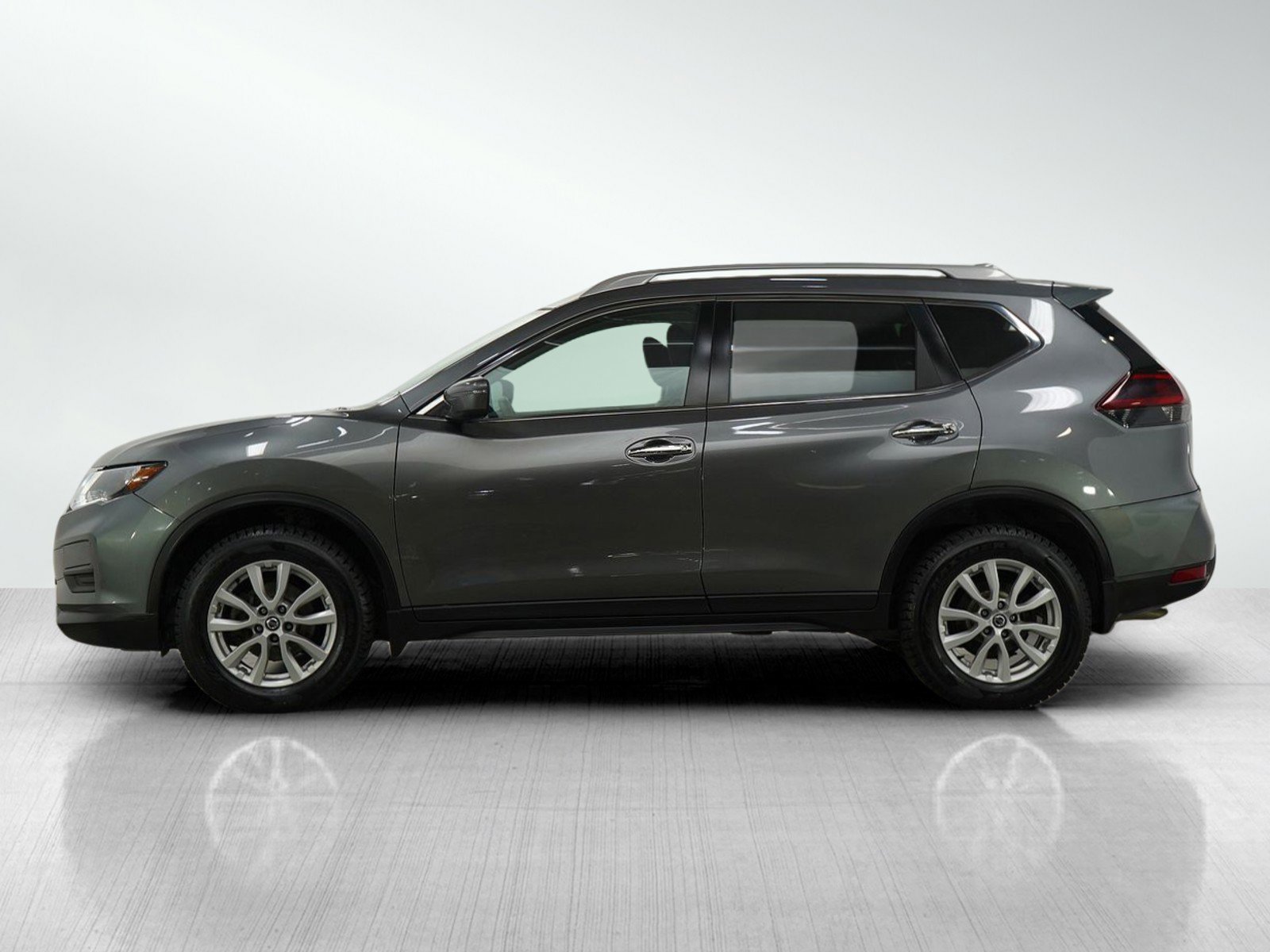 2020 Nissan Rogue SV photo 2