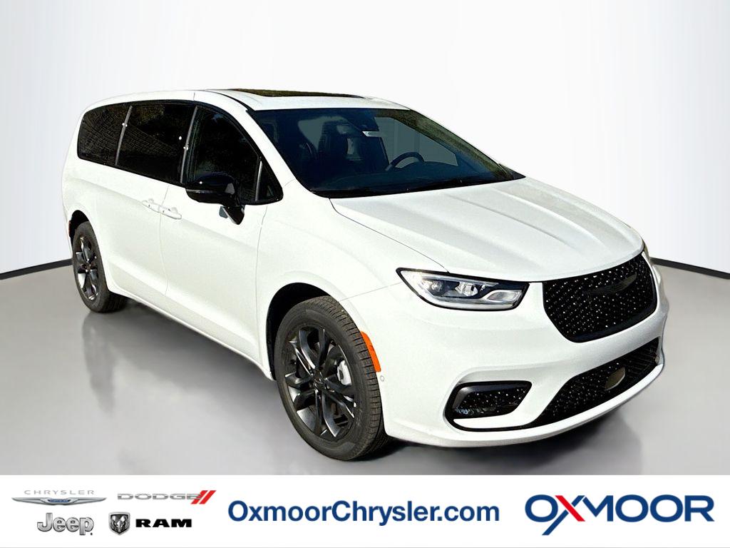 2026 Chrysler Pacifica Select's photo