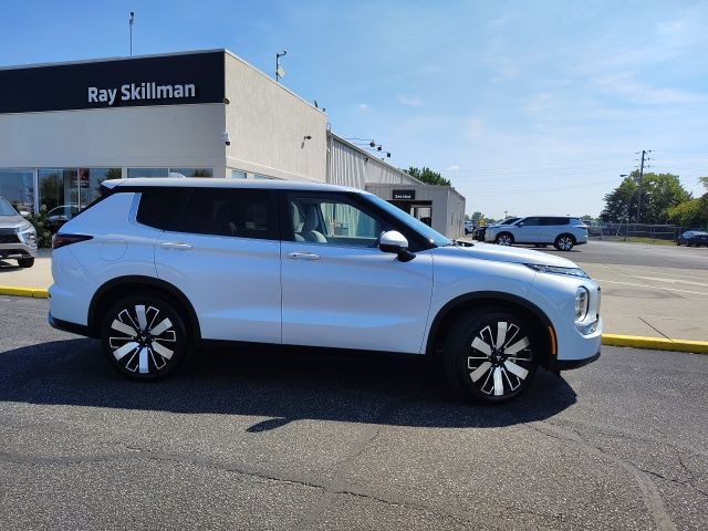 2025 Mitsubishi Outlander SE photo 4