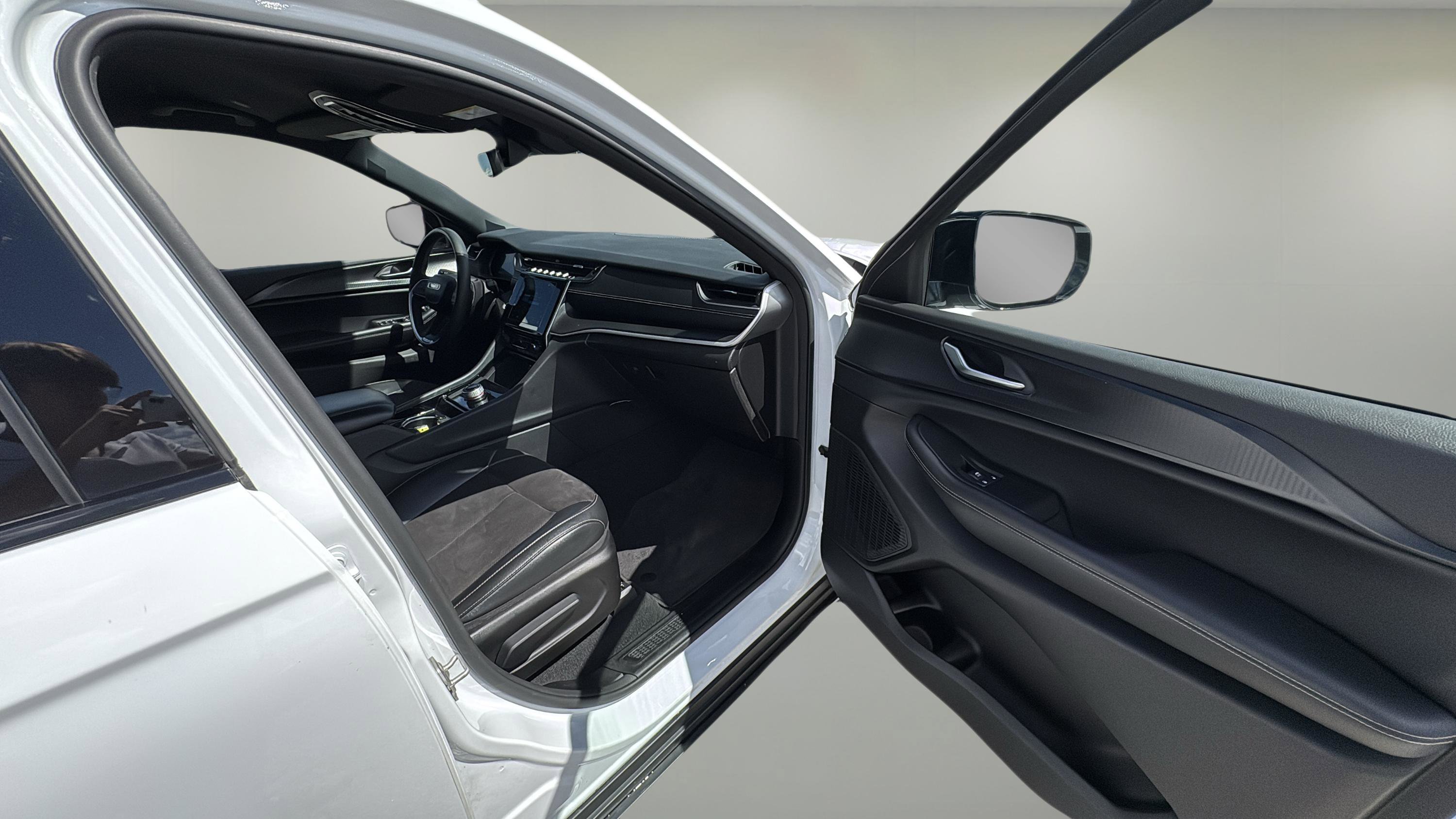 2023 Jeep Grand Cherokee Altitude photo 13