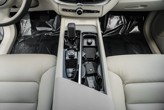 2025 Volvo XC60 Hybrid T8 Plus photo 25