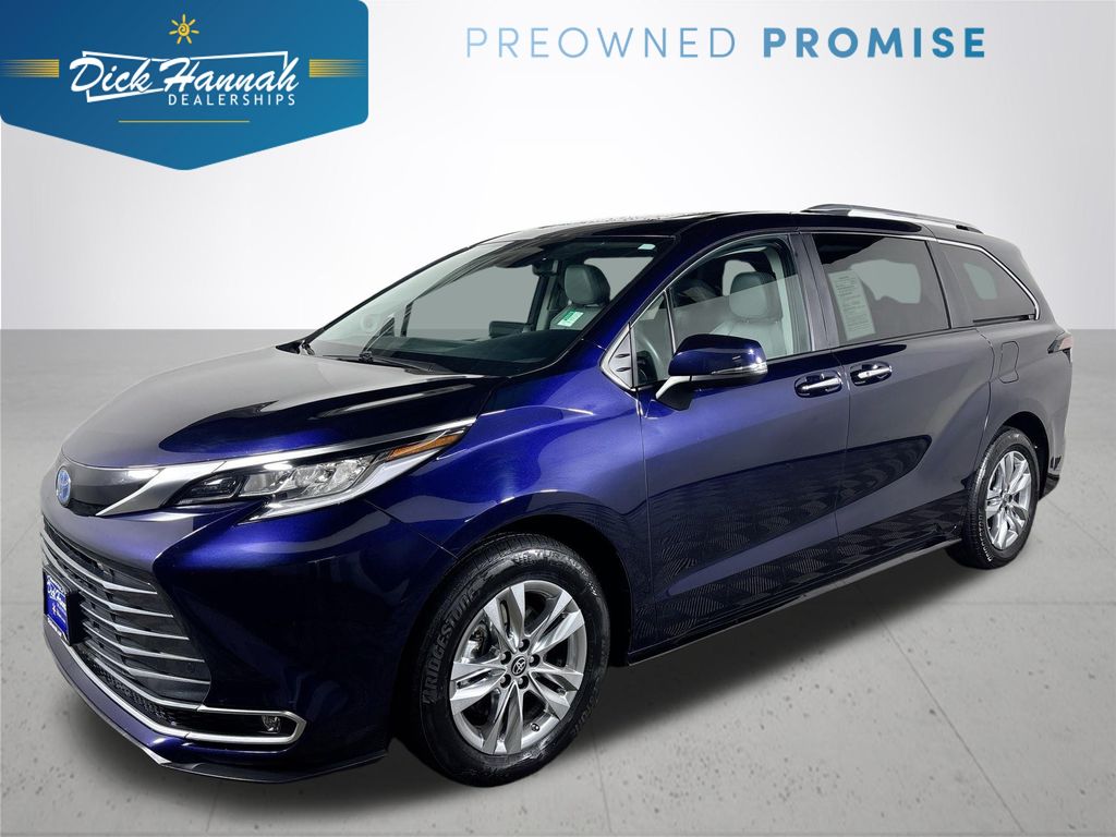 2023 Toyota Sienna Limited's photo