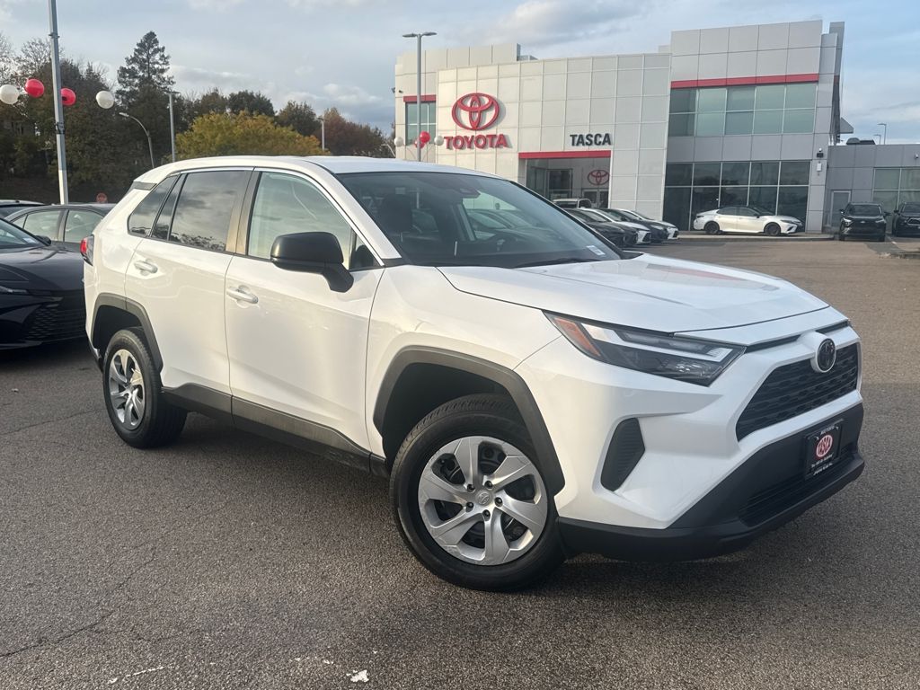2023 Toyota RAV4 LE's photo