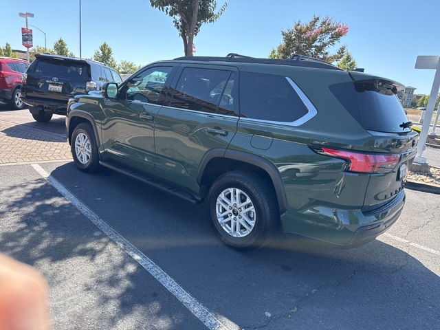 2023 Toyota Sequoia SR5 photo 4
