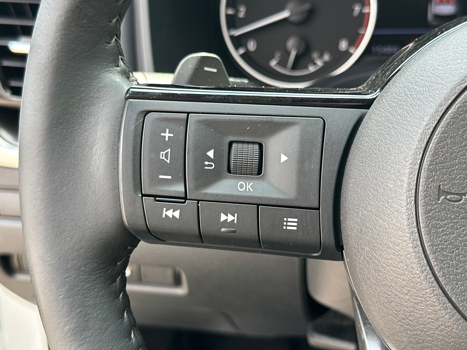 2023 Nissan Rogue SV photo 26