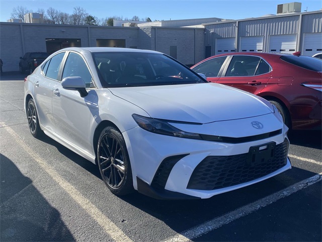 2025 Toyota Camry SE's photo