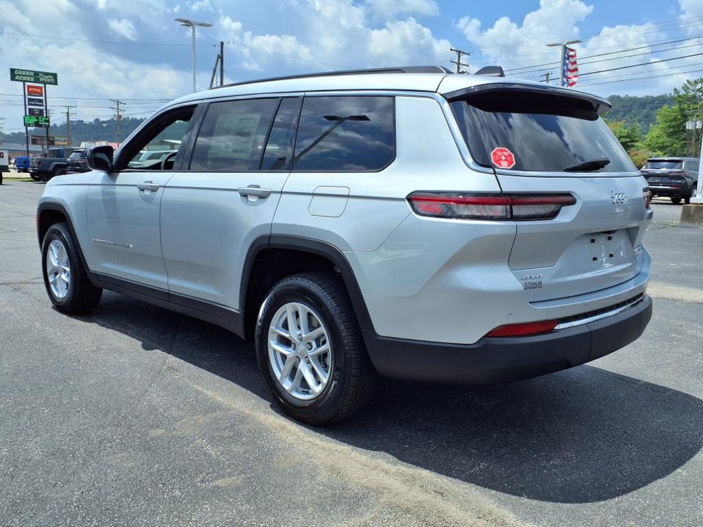 2025 Jeep Grand Cherokee Laredo photo 3