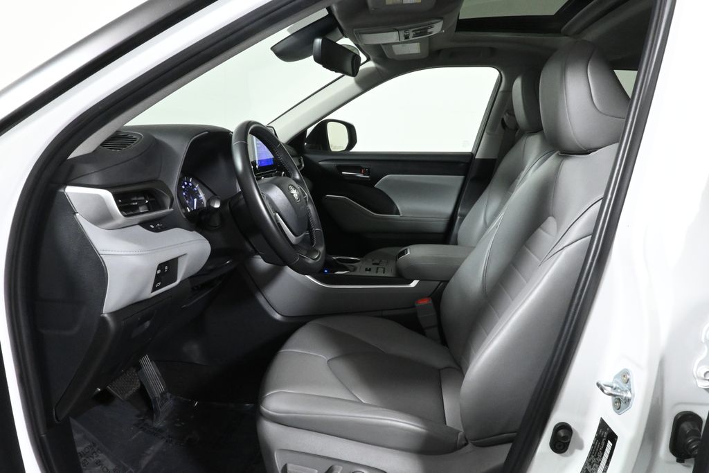 2024 Toyota Highlander XLE photo 3
