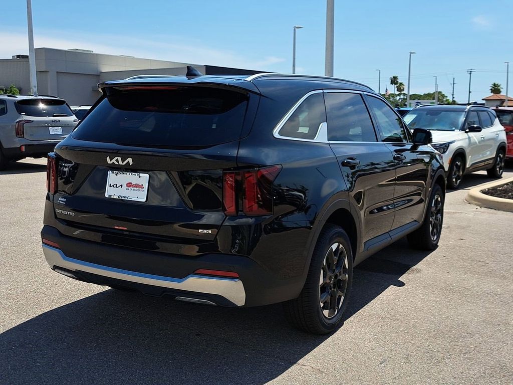2025 Kia Sorento S photo 3