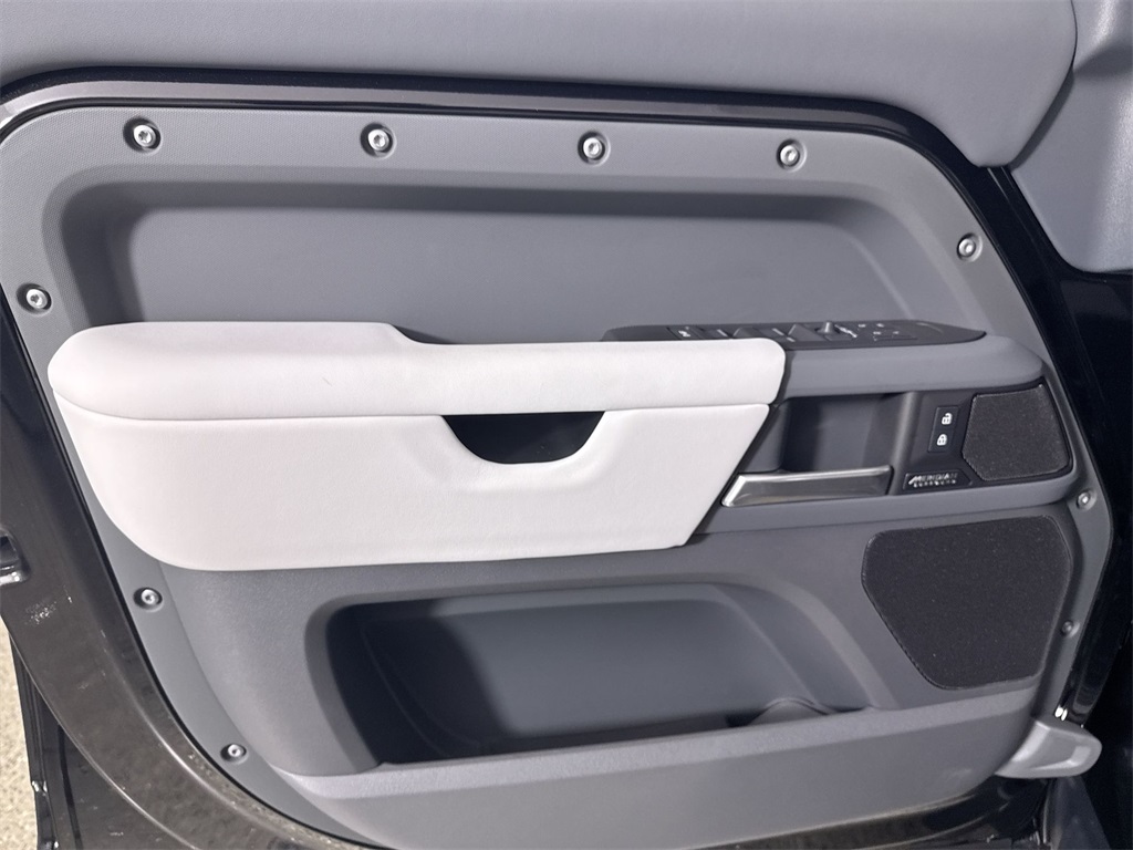 2025 Land Rover Defender 130 X-Dynamic SE photo 11