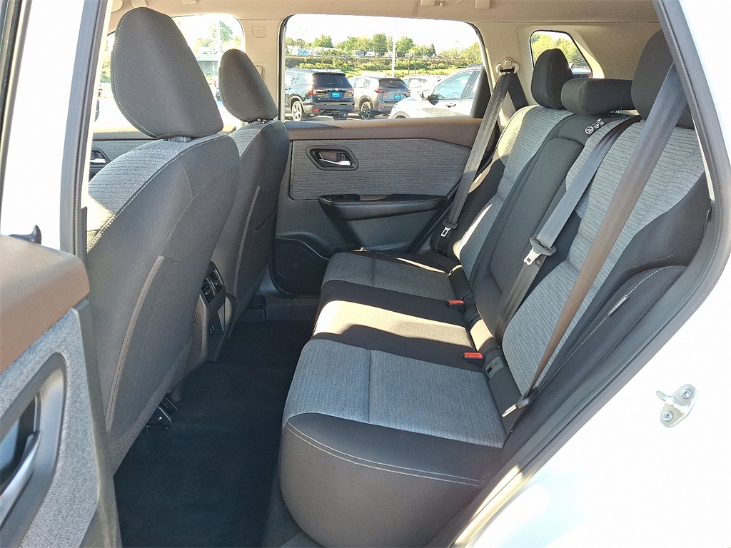 2023 Nissan Rogue SV photo 11